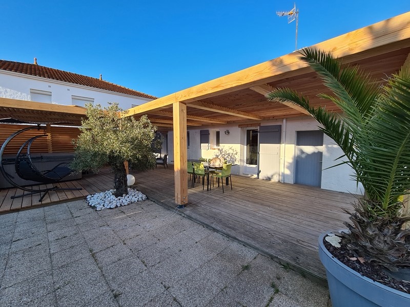VILLA IDEALE POUR LES VACANCES AVEC TERRASSE ET SPA